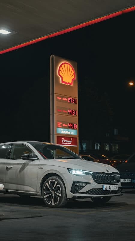 Škoda auto pred čepacou stanicou Shell